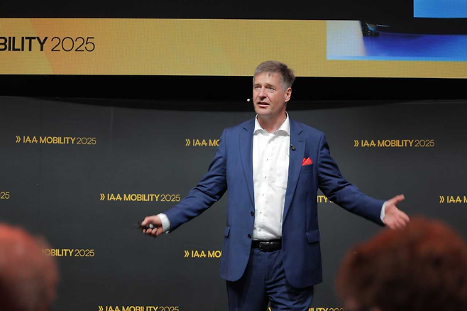 9일(현지시간) 독일 뮌헨에서 열린 IAA 2025에서 현대모비스 악셀 마슈카 부사장이 포럼 연사로 나서 발표를 하고 있다. [현대모비스 제공]