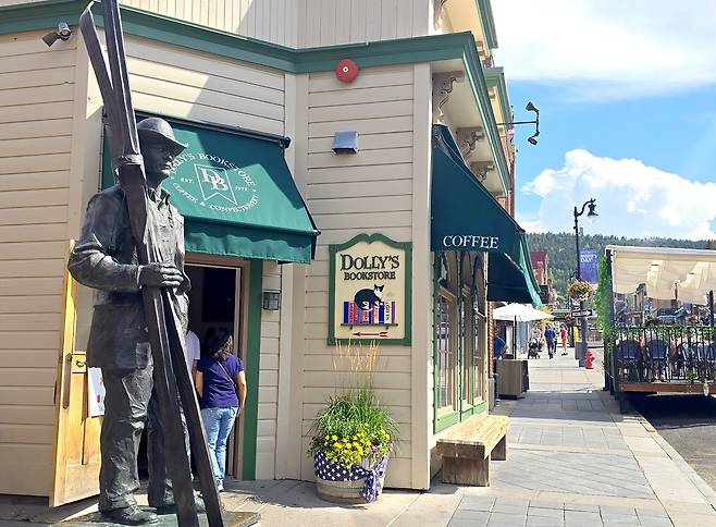 은광 개발 광부들, 이젠 스키 빌리지를 가꾸다. 파크시티 다운타운의 광부 동상