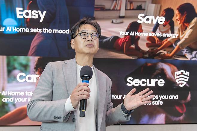 윤철웅 삼성전자 영국법인장(상무)가 영국 런던 ‘삼성 킹스크로스’에서 ‘AI 홈’ 경험에 대해 설명하고 있다. [삼성전자 제공]