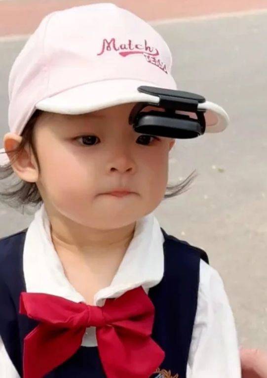 [뉴시스] 모자 챙에 카메라를 달고 있는 아이의 모습. (사진 = Douyin 캡처) 2025.09.09. *재판매 및 DB 금지