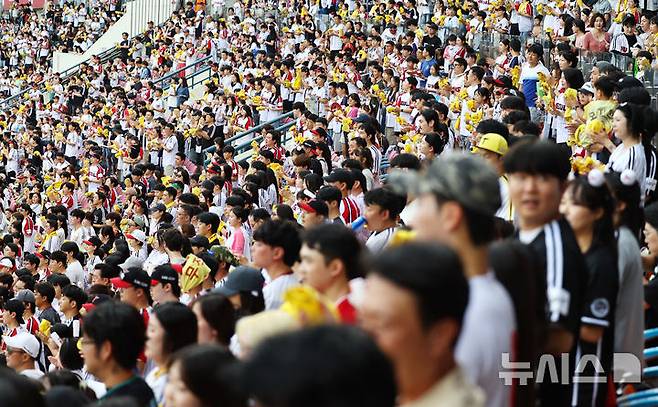 [서울=뉴시스] 최진석 기자 = 7일 서울 잠실야구장에서 열린 ‘2025 KBO리그’ SSG 랜더스와 LG 트윈스의 경기, 야구팬들이 응원을 하고 있다. KBO(한국야구위원회)에 따르면  지난 5일 프로야구 누적 관중 1090만1173명을 기록, 이는 635경기 만에 세운 단일 시즌 역대 최다 기록이다. 2025.09.07. myjs@newsis.com