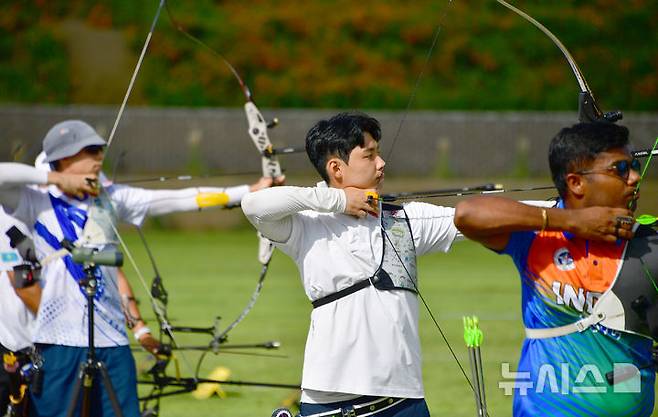 [광주=뉴시스] 류형근 기자 = 10일 오전 광주 남구 광주국제양궁장에서 열린 광주2025현대세계양궁선수권대회 리커브 남자 개인전 예선, 한국의 이우석(코오롱)이 10점 과녁을 겨냥하고 있다. 2025.09.10. hgryu77@newsis.com