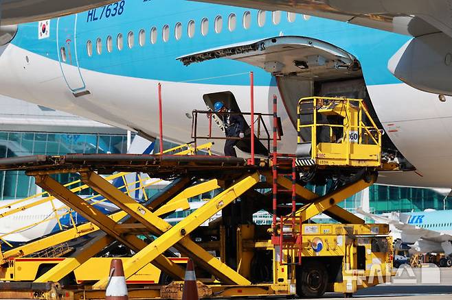 [인천공항=뉴시스] 김선웅 기자 = 미국 조지아주 한국 공장에서 체포·구금된 한국 노동자 350여명을 수송하기 위한 대한항공 보잉747-8i 전세기가 10일 오전 인천국제공항에서 이륙준비를 하고 있다. (공동취재) 2025.09.10. photo@newsis.com