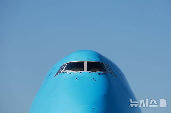[인천공항=뉴시스] 김선웅 기자 = 미국 조지아주 한국 공장에서 체포·구금된 한국 노동자 350여명을 수송하기 위한 대한항공 보잉747-8i 전세기가 10일 오전 인천국제공항에서 이륙준비를 하고 있다. (공동취재) 2025.09.10. photo@newsis.com