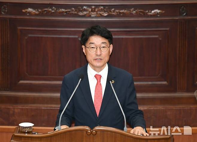 [창원=뉴시스]경남도의회 김순택 의원이 10일 제426회 임시회 제2차 본회의에서 도정질문을 통해 경남도에 'CTX-진해선(신항선)'의 제5차 국가철도망 구축계획 반영 노력을 주문하고 있다.(사진=경남도의회 제공) 2025.09.10. photo@newsis.com