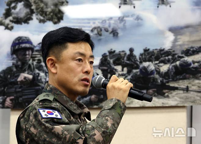 [서울=뉴시스] 조성우 기자 = 문상호 전 국군정보사령관이 지난해 12월10일 오후 서울 여의도 국회에서 열린 국방위원회의 긴급 현안질의에서 의원 질의에 답변하고 있다. 2024.12.10. xconfind@newsis.com