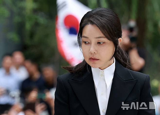 [서울=뉴시스] 이영환 기자 = 도이치모터스 주가조작 연루 의혹 등을 받는 김건희 여사가 지난달 6일 오전 서울 종로구 김건희 특검팀(특별검사 민중기)사무실에 피의자 신분으로 소환되고 있다. 2025.08.06. 20hwan@newsis.com