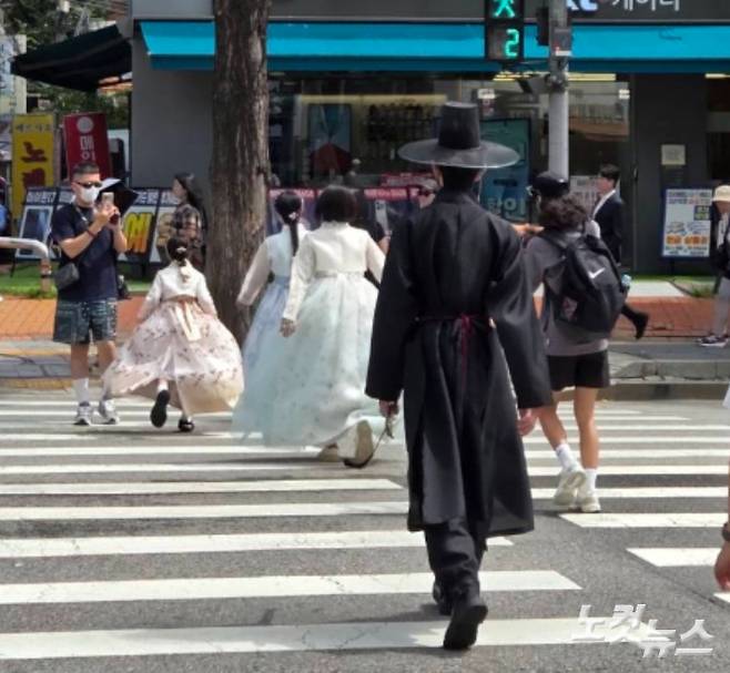 9일 오후 서울 종로구 경복궁 근처에서 케데헌에 등장하는 '저승사자' 복장을 한 시민이 걸어가고 있다. 김수정 기자