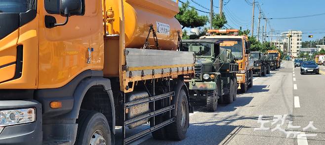 강릉시 한 도로변에 군 급수차량들이 주차돼 있는 모습. 박창주 기자