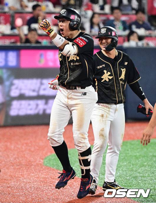 [OSEN=수원, 조은정 기자]9일 오후 수원 KT 위즈 파크에서 ‘2025 신한 SOL BANK KBO리그’ KT 위즈와 두산베어스의 경기가 열렸다. 이날 경기 KT는 소형준을, 두산은 곽빈을 선발투수로 내세웠다.7회말 2사 2,3루 KT 허경민이 3점 홈런을 날린 뒤 기뻐하고 있다. 2025.09.09 /cej@osen.co.kr