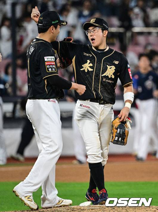 [OSEN=수원, 조은정 기자]나흘을 푹 쉰 KT가 막강 화력을 앞세워 두산을 잡고 4위 삼성과&nbsp;승차를 좁혔다.&nbsp;프로야구 KT 위즈는 9일 수원KT위즈파크에서 열린 2025 신한 SOL뱅크 KBO리그 두산 베어스와의 시즌 마지막 맞대결(16차전)에서 8-1로 승리했다.&nbsp;KT 허경민이 승리를 기뻐하고 있다. 2025.09.09 /cej@osen.co.kr
