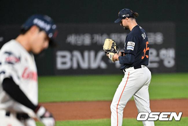 [OSEN=부산, 이석우 기자] 9일 부산 사직야구장에서 2025 신한 SOL 뱅크 KBO 리그 롯데 자이언츠와 한화 이글스의 경기가 열렸다. 홈팀 롯데는 박세웅이, 방문팀 한화는 와이스가 선발 출전했다.한화 이글스 와이스가 6회말 2사 3루 롯데 자이언츠 박찬형을 우익수 플라이 아웃으로 잡고 박수를 치며 더그아웃으로 들어가고 있다. 2025.09.09 / foto0307@osen.co.kr