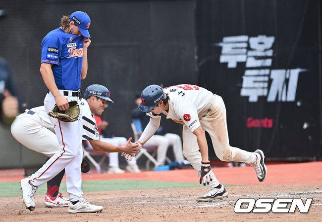 [OSEN=부산, 이석우 기자] 15일 부산 사직야구장에서 2024 신한 SOL 뱅크 KBO 리그 롯데 자이언츠와 한화 이글스의 경기가 열렸다. 롯데 전준우가 4회말 1사 1,3루 윤동희의 좌중간 2타점 2루타 때 득점을 올린 나승엽과 하이파이브를 하고 있다. 왼쪽은 아쉬워하는 한화 투수 와이스. 2024.09.15 / foto0307@osen.co.kr