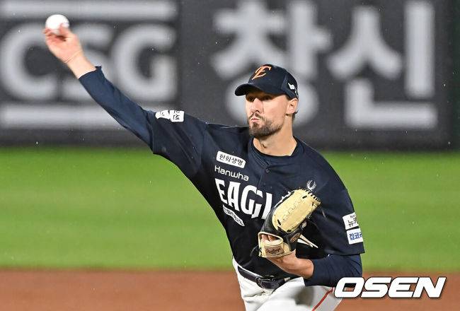 [OSEN=부산, 이석우 기자] 9일 부산 사직야구장에서 2025 신한 SOL 뱅크 KBO 리그 롯데 자이언츠와 한화 이글스의 경기가 열렸다. 홈팀 롯데는 박세웅이, 방문팀 한화는 와이스가 선발 출전했다.한화 이글스 선발 투수 와이스가 역투하고 있다. 2025.09.09 / foto0307@osen.co.kr