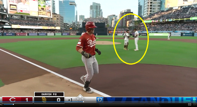 홈런을 맞고, 포수를 향해 불만을 드러내는 다르빗슈. MLB.com 화면