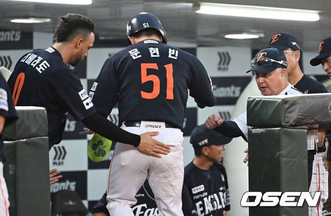 [OSEN=부산, 이석우 기자] 10일 부산 사직야구장에서 2025 신한 SOL 뱅크 KBO 리그 롯데 자이언츠와 한화 이글스의 경기가 열렸다. 홈팀 롯데는 감보아가, 방문팀 한화는 류현진이 선발 출전했다.한화 이글스 문현빈이 1회초 2사 2루 채은성의 중견수 앞 안타때 득점을 올리고 김경문 감독의 축하를 받고 있다. 2025.09.10 / foto0307@osen.co.kr