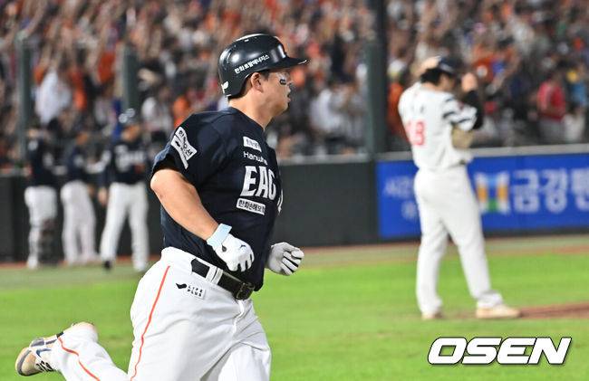 [OSEN=부산, 이석우 기자] 10일 부산 사직야구장에서 2025 신한 SOL 뱅크 KBO 리그 롯데 자이언츠와 한화 이글스의 경기가 열렸다. 홈팀 롯데는 감보아가, 방문팀 한화는 류현진이 선발 출전했다.한화 이글스 노시환이 8회초 2사 1루 중월 2점 홈런을 치고 그라운드를 돌고 있다. 2025.09.10 / foto0307@osen.co.kr