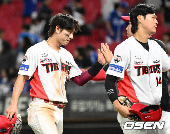 [OSEN=광주, 이대선 기자] KIA 타이거즈가 짜릿한 영봉승으로 5강 불씨를 이어갔다. KIA는 10일 광주-기아 챔피언스필드에서 열린 2025 신한은행 SOL bank KBO리그 삼성 라이온즈와의 경기를 4-0으로 잡았다.이날 경기가 없는 KT 위즈와 자리를 맞바꿔 5위로 내려갔다.경기 종료 후 KIA 박찬호가 이범호 감독과 승리의 기쁨을 나누고 있다. 2025.09.10 /sunday@osen.co.kr