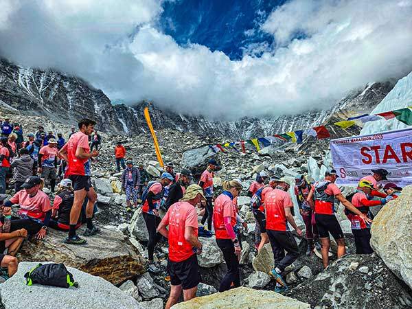 에베레스트 마라톤은 세계 극험지 마라톤 Top5 중 하나로 극한-극기의 대명사로 자리 잡았다. 마라톤 출발 당일 선수들이 스타트라인에서 출발 신호를 기다리고 있다.