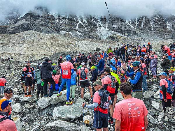 마라톤 출발선에 선 선수들이 언론사들과 인터뷰하며 선전을 다짐하고 있다.