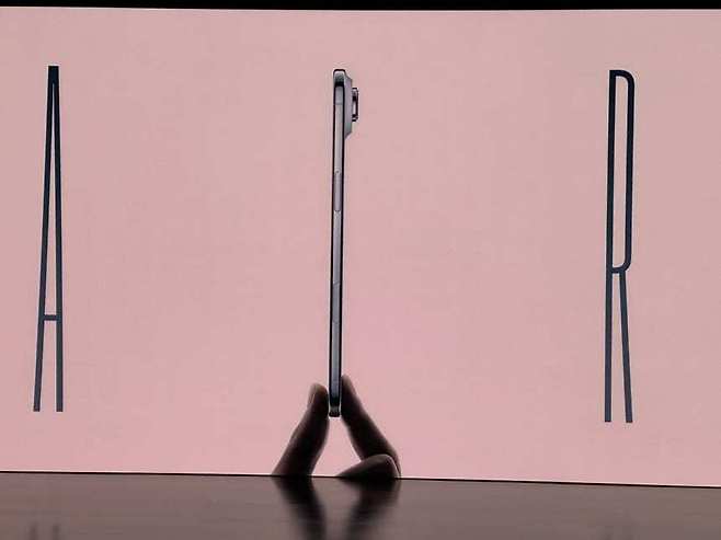 역대 가장 얇은 애플 스마트폰 '아이폰 에어'. 연합뉴스