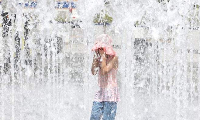 전국 대부분 지역에 폭염특보가 발효 중인 지나달 17일 서울 광화문광장 바닥 분수에서 어린이들이 뛰놀고 있다. 연합뉴스