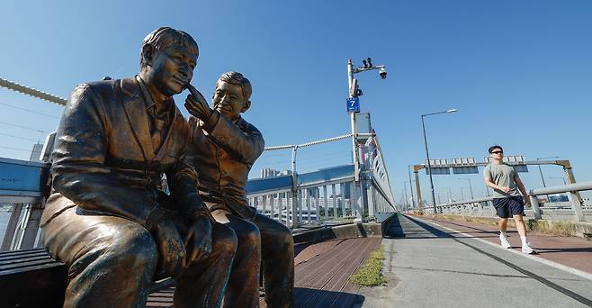 세계 자살예방의 날인 10일 서울 영등포구 마포대교에 '한번만 더' 동상이 놓여 있다.