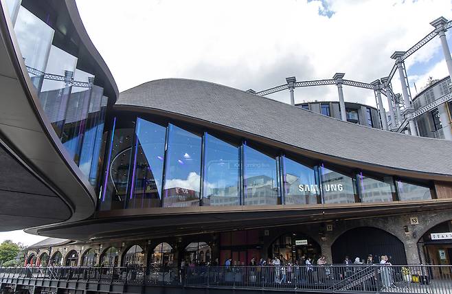 영국 런던 킹스크로스에 있는 삼성전자 매장 '삼성 KX'는 아늑한 분위기 속에 최신제품을 배치해, 삼성의 ‘AI홈’을 자연스럽게 체험할 수 있도록 했다. 삼성전자 제공