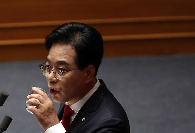 송언석 국민의힘 원내대표가 10일 오전 서울 여의도 국회에서 열린 제249회국회(정기회) 제3차 본회의에서 교섭단체 대표연설 도중 물을 마시고 있다. 뉴시스