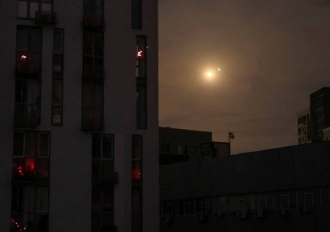 우크라이나 군이 10일 새벽 수도 키이우 상공을 향해 러시아 드론을 향해 대공포를 발사하는 가운데 폭발이 밤하늘에 번지고 있다. 로이터 연합뉴스