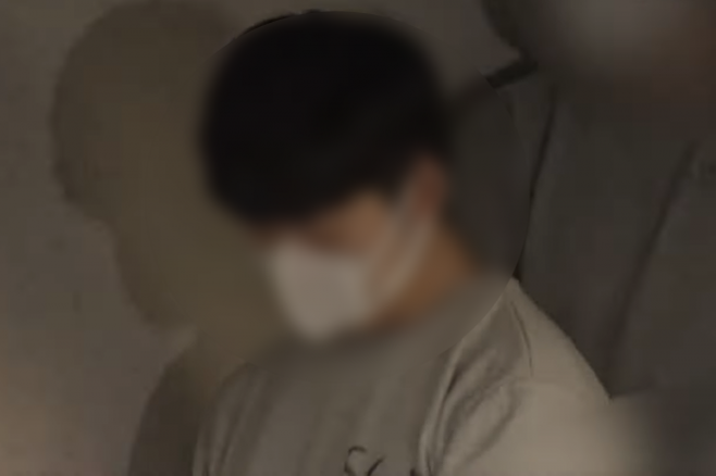 1일 도쿄 세타가야구의 주택가에서 한국 국적의 40대 여성 A씨를 흉기로 찔러 살해한 혐의를 받는 박모(30)씨. 일본은 체포된 피의자에 대해 언론이 자율적으로 신상을 공개한다. 일부 모자이크 처리함. TV도쿄비즈 보도화면 캡처