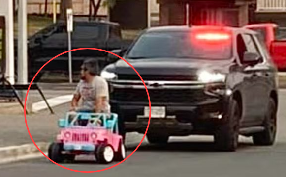 캐나다 남성이 브리티시컬럼비아주 프린스 조지의 한 도로에서 장난감 자동차를 운전하고 있다. 엑스(X·옛 트위터) 캡처