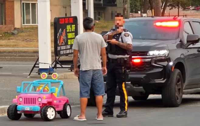 캐나다 브리티시컬럼비아주 프린스 조지의 한 도로에서 장난감 자동차를 운전한 남성(왼쪽)이 경찰에 의해 적발된 모습. 엑스(X·옛 트위터) 캡처