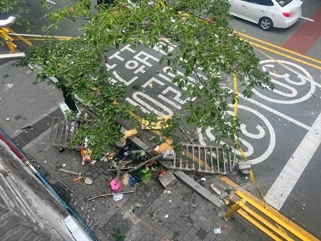 벽돌 난간 추락. 부산경찰청 제공