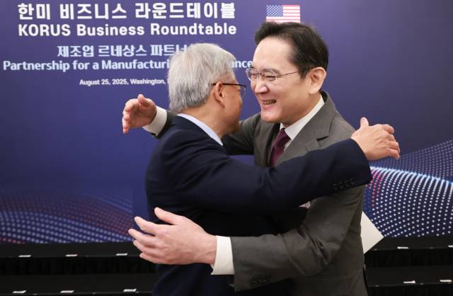 이재용(오른쪽) 삼성전자 회장이 올 8월25일(현지시간) 미국 워싱턴DC 윌라드 호텔에서 열린 한미 비즈니스 라운드 테이블 리셉션에 참석해 젠슨 황 엔비디아 최고경영자(CEO)와 포옹하고 있다. 연합뉴스