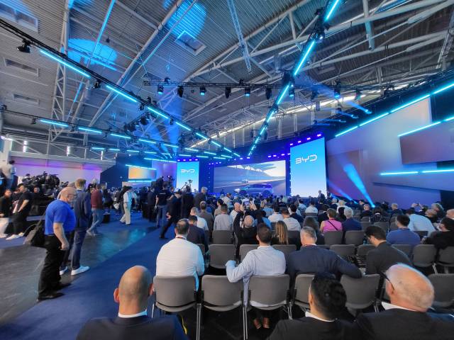 8일(현지시간) 독일 뮌헨 ‘IAA 모빌리티 2025' 행사장에서 열린 BYD 프레스 컨퍼런스 행사장에 수 백명의 취재진이 몰려 있다. 사진=노해철 기자