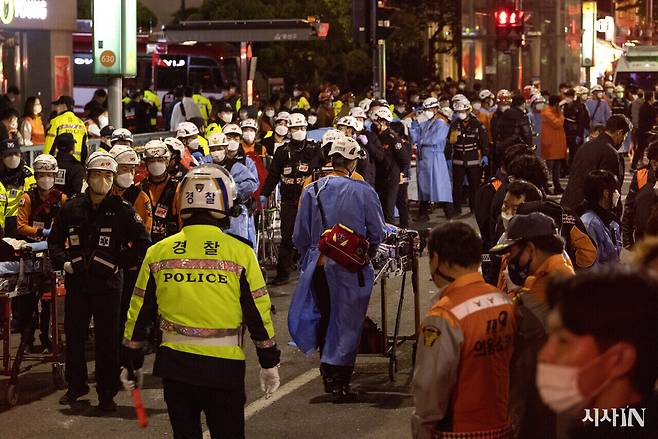 2022년 10월29일 대형 참사가 벌어진 서울 이태원 거리에서 경찰과 구급대원들이 희생자를 옮기고 있다. ⓒ시사IN 조남진