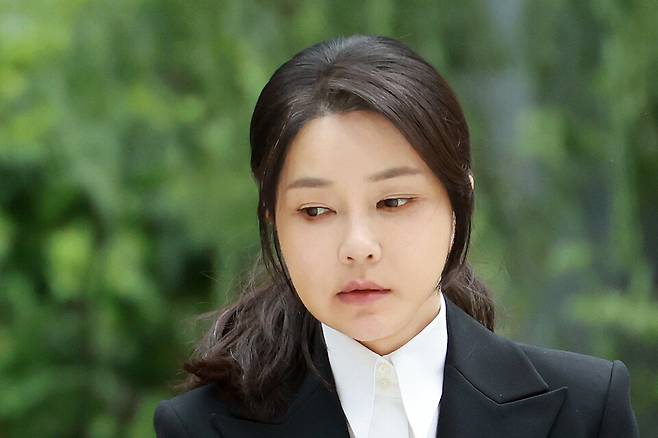 윤석열 전 대통령의 배우자&nbsp;김건희&nbsp;여사가 8월6일 서울 종로구 KT광화문빌딩 웨스트에 마련된 민중기 특별검사팀 사무실에 피의자 신분으로 출석하고 있다. ⓒ연합뉴스