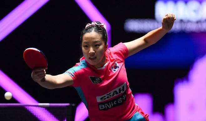 신유빈이 9일 마카오에서 열린 WTT 챔피언스 여자단식 32강에서 일본 오도 사쓰키를 맞아 백핸드 푸시를 하고 있다. 신화연합뉴스