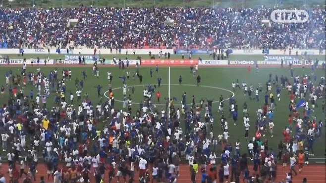 카보베르데 축구팬들이 10일 카메룬전 승리 후 그라운드로 들어와 기뻐하고 있다. FIFA+ 캡처