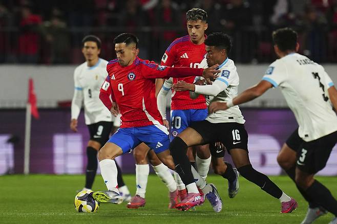 칠레 알렉산데르 아라베나(9번)가 10일 북중미월드컵 남미예선 우루과이전에 드리블하고 있다. AP연합뉴스