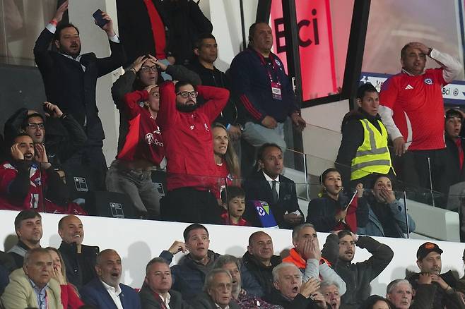 가브리엘 보리치 칠레 대통령(가운데)이 10일 우루과이전에서 득점 기회를 놓치자 아쉬워하고 있다. AP연합뉴스