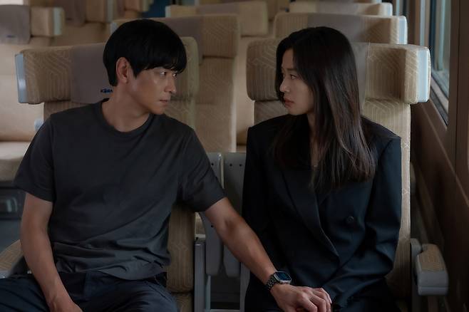 ‘북극성’에 출연하는 배우 전지현과 강동원. 디즈니+ 제공