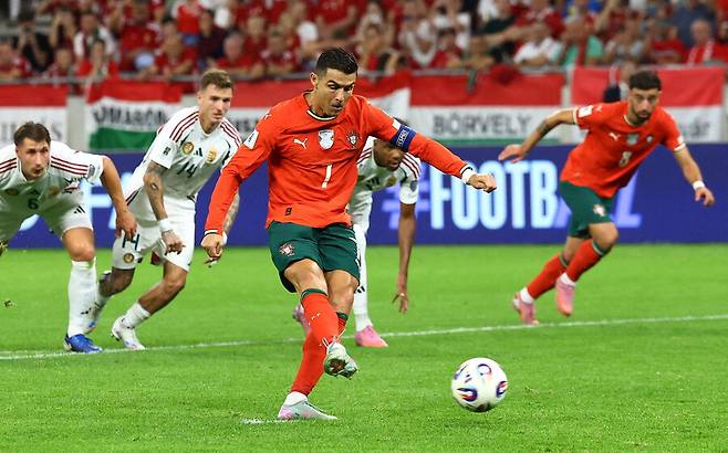 ▲ 호날두가 2026 국제축구연맹(FIFA) 북중미월드컵 유럽예선 헝가리전에서 골을 넣고 '월드컵 예선 역대 최다골' 타이 기록을 만들었다 ⓒ연합뉴스/EPA