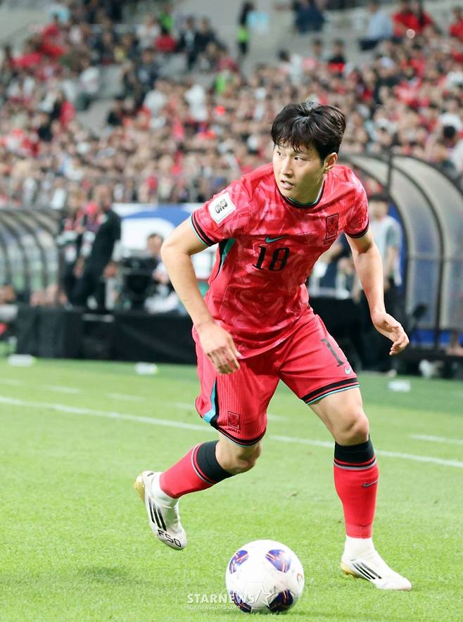 이강인이 지난 6월 서울월드컵경기장에서 북중미월드컵 최종예선 마지막 경기인 쿠웨이트전에서 크로스를 시도하고 있다. /사진=강영조 선임기자