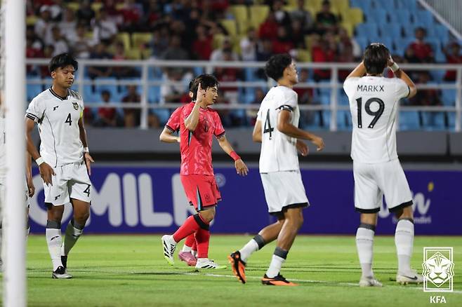 황도윤(가운데)이 9일(한국시간) 인도네시아 시도아르조 글로라 델타 스타디움에서 열린 AFC U-23 아시안컵 예선 J조 3차전 인도네시아를 상대로 결승 득점 후 세리머니하고 있다. /사진=대한축구협회(KFA) 제공