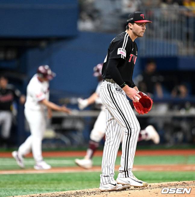 LG 톨허스트(오른쪽)가 9일 키움전에서 4회말 임지열에게 역전 스리런 홈런을 맞고 아쉬워하고 있다.