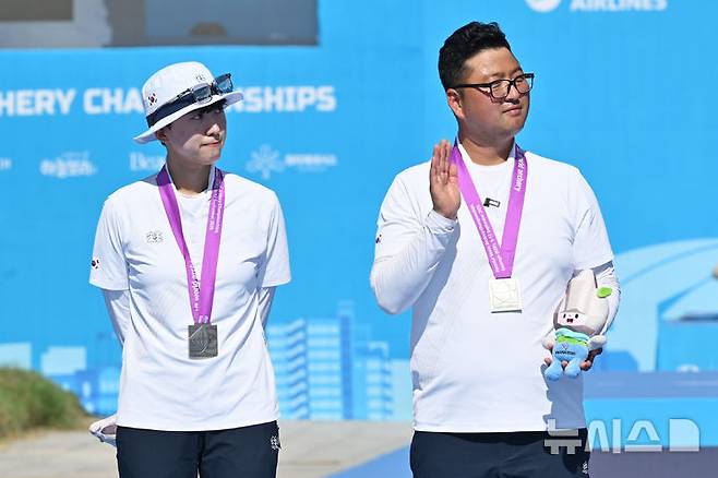 한국 양궁 리커브 국가대표 안산(왼쪽)과 김우진이 10일 광주 동구 5·18민주광장에서 열린 '광주 2025 현대 세계양궁선수권대회'에서 혼성 단체전 은메달을 차지한 뒤 팬들에게 인사하고 있다. /사진=뉴시스 제공