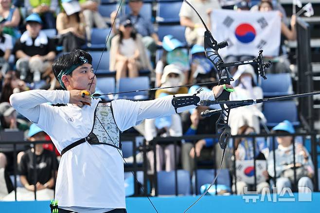 한국 양궁 남자 리커브 국가대표팀 이우석이 10일 광주 5.18 민주광장에서 열린 '광주 2025 현대 세계양궁선수권대회' 남자 단체 결승전에서 과녁을 조준하고 있다. /사진=뉴시스 제공
