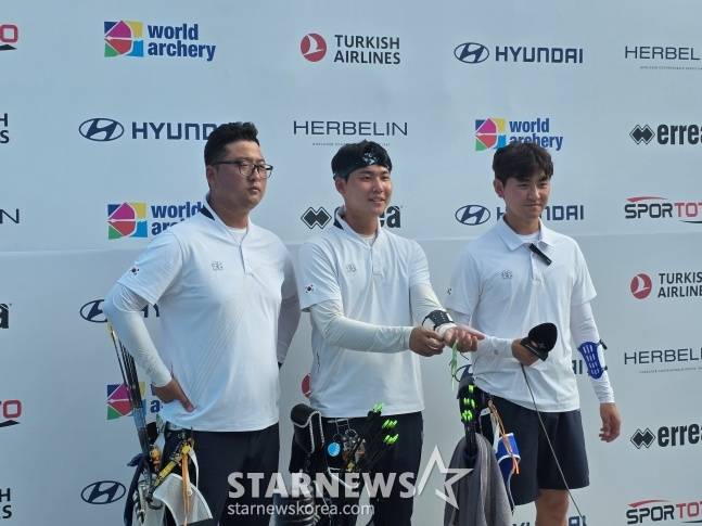 한국 양궁 남자 리커브 국가대표팀이 10일 광주 5.18 민주광장에서 열린 '광주 2025 현대 세계양궁선수권대회' 남자 단체 결승전에서 금메달을 따고 인터뷰에 임하고 있다. /사진=김동윤 기자